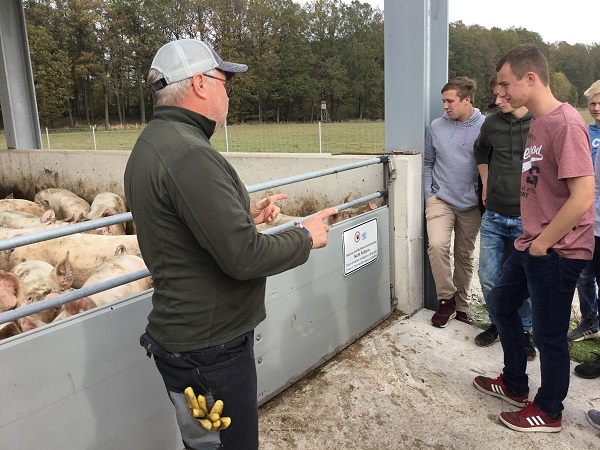 Auszubildende bei der Betriebsbesichtigung auf einem Bioland Schweinebetrieb