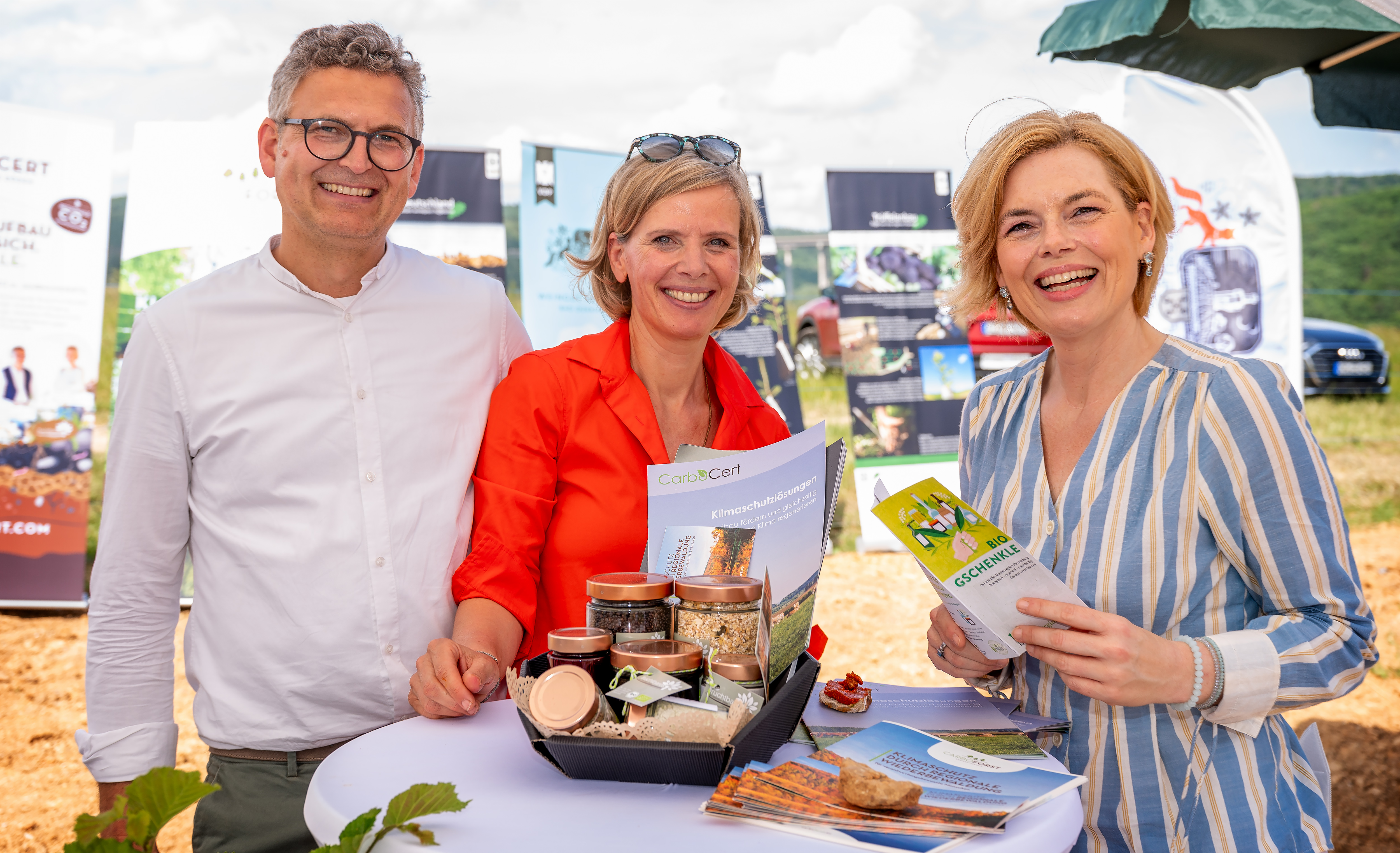 Angela und Wolfgang Abler überreichen Julia Klöckner ein Bio-Gschenkle